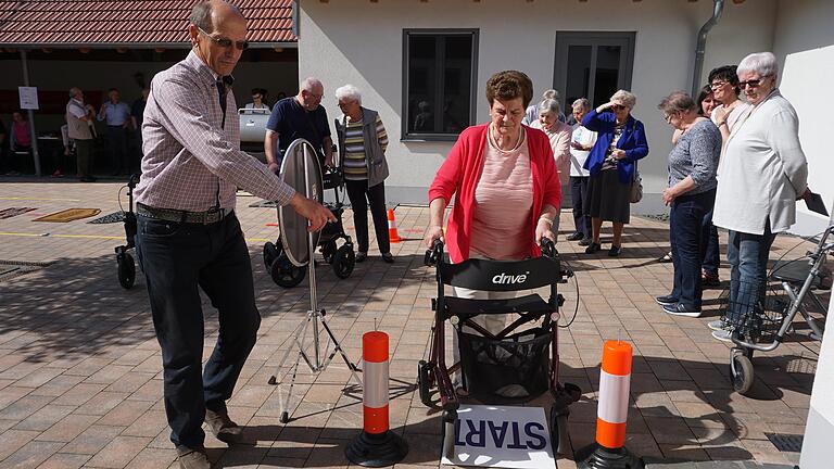 Sicherheit im Umgang mit dem Rollator vermittelte der Parcours, der einige alltägliche Aufgaben beinhaltete. Sicherheit im Umgang mit dem Rollator vermittelte der Parcours, der einige alltägliche Aufgaben beinhaltete.