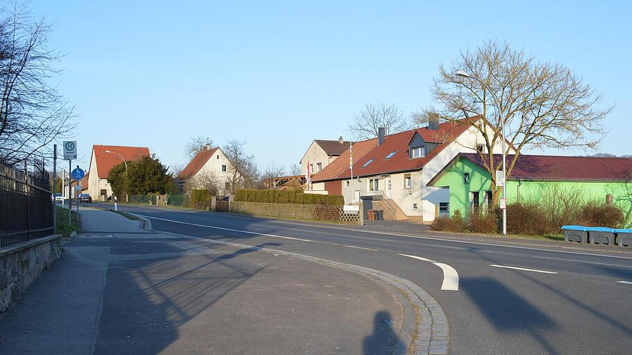 Die Bushaltestelle (links) im Bad Kissinger Stadtteil Kleinbrach wird zurückgebaut. Die gegenüberliegende Haltestelle soll behindertengerecht angepasst werden.  Foto: Isolde Krapf       -  Die Bushaltestelle (links) im Bad Kissinger Stadtteil Kleinbrach wird zurückgebaut. Die gegenüberliegende Haltestelle soll behindertengerecht angepasst werden.  Foto: Isolde Krapf