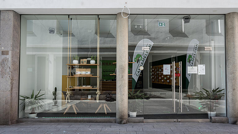 Am Donnerstag fielen vor dem Amtsgericht Würzburg die Urteile im Prozess um Hanf-Tee. In der Würzburger Blasiusgasse geht im Cannameleon der Verkauf von CBD-Produkte weiter. Am Donnerstag fielen vor dem Amtsgericht Würzburg die Urteile im Prozess um Hanf-Tee. In der Würzburger Blasiusgasse geht im Cannameleon der Verkauf von CBD-Produkte weiter. 