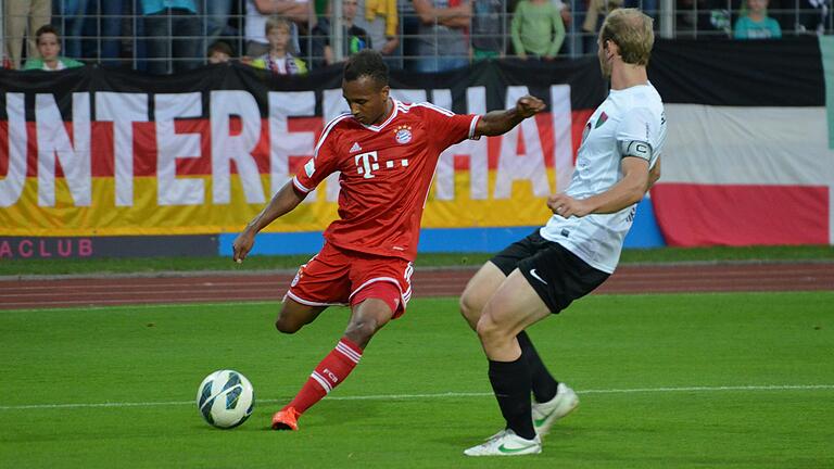 Da war er noch Schweinfurter Kapitän: Florian Hetzel (rechts), hier gegen Julian Green (Bayern München II), der mittlerweile amerikanischer Nationalspieler und Bundesliga-Profi in Fürth ist. Da war er noch Schweinfurter Kapitän: Florian Hetzel (rechts), hier gegen Julian Green (Bayern München II), der mittlerweile amerikanischer Nationalspieler und Bundesliga-Profi in Fürth ist.