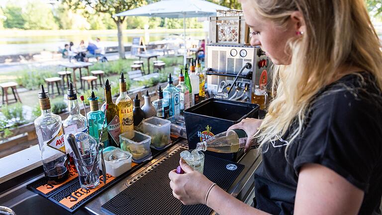 So schmeckt der Sommer: Eileen Hetterich, Betriebsleiterin von Mole 9 in Schweinfurt, beim Mixen des alkoholfreien Cocktails 'Virgin Caipi'. So schmeckt der Sommer: Eileen Hetterich, Betriebsleiterin von Mole 9 in Schweinfurt, beim Mixen des alkoholfreien Cocktails 'Virgin Caipi'.