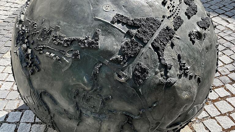 Das Kunstwerk 'Planet der Zwerge' im Innenhof der Vill'schen Altenstiftung von Bad Neustadt. Das Kunstwerk 'Planet der Zwerge' im Innenhof der Vill'schen Altenstiftung von Bad Neustadt.