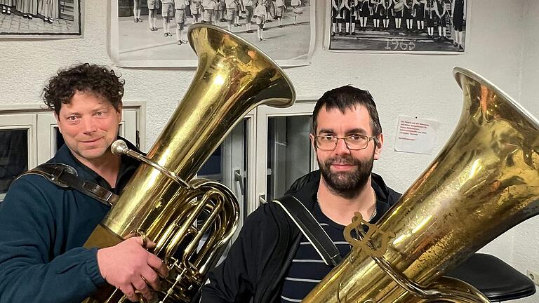 Achim Baiersdorfer (links) und Sebastian Wagner spielen zusammen im Eberner Blasorchester.