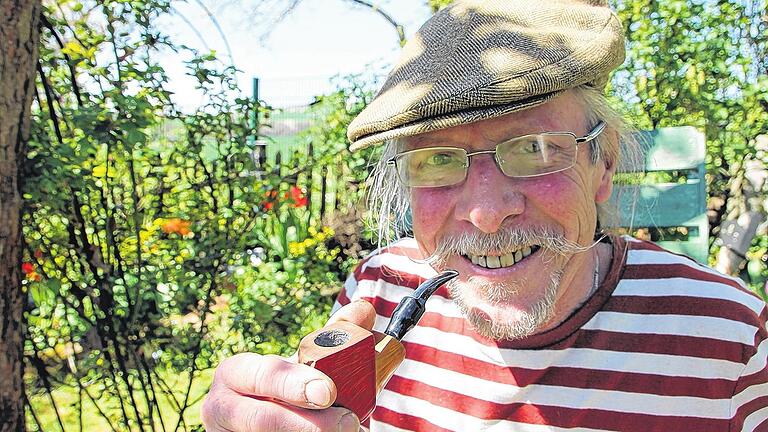 Extravagant: Der Uettinger Pfeifenschnitzer Norbert Riemer mit einem seiner Unikate.