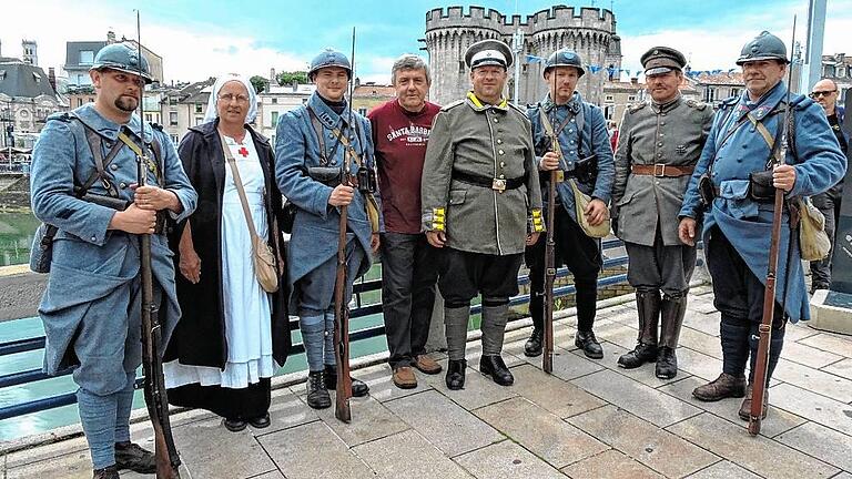 Deutsche und französische &bdquo;Veteranen&ldquo; vereint an der Maasbrücke in Verdun zusammen mit Klaus Reinhart (4. von links).