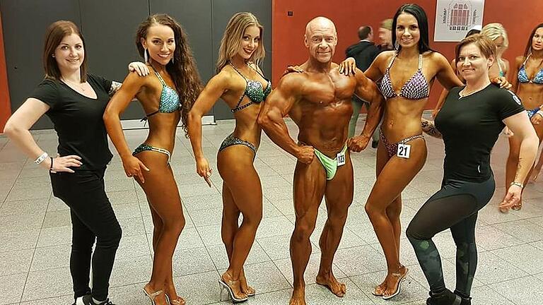 Das Mainfitness-Wettkampfteam konnte in diesem Jahr bei einigen Meisterschaften punkten. Dazu gehören (von links) Denise Bischoff (Make Up), Laura Schwarz (Bikini I), Melanie Schmitt (Wellness-Figur), Thomas Weinhold (Masters Bodybuilding und Coach), Svenja Riemer (Bikini II), Janina Weinhold (Choreographie und Coach). Das Mainfitness-Wettkampfteam konnte in diesem Jahr bei einigen Meisterschaften punkten. Dazu gehören (von links) Denise Bischoff (Make Up), Laura Schwarz (Bikini I), Melanie Schmitt (Wellness-Figur), Thomas Weinhold (Masters Bodybuilding und Coach), Svenja Riemer (Bikini II), Janina Weinhold (Choreographie und Coach).
