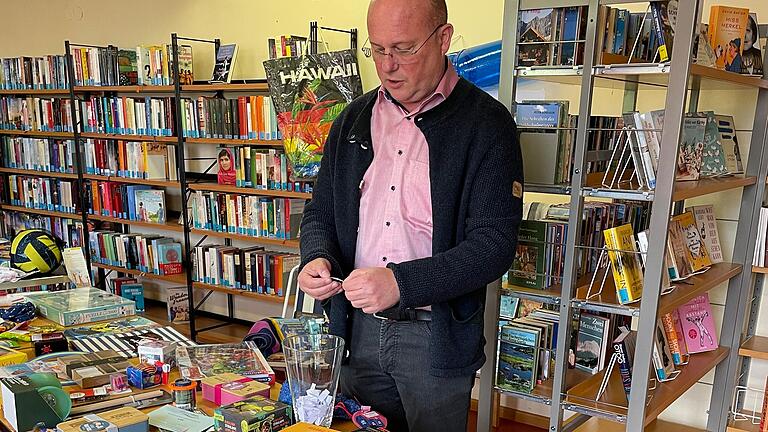 Im Bild Bürgermeister Georg Seiffert beim Ziehen der Gewinner.