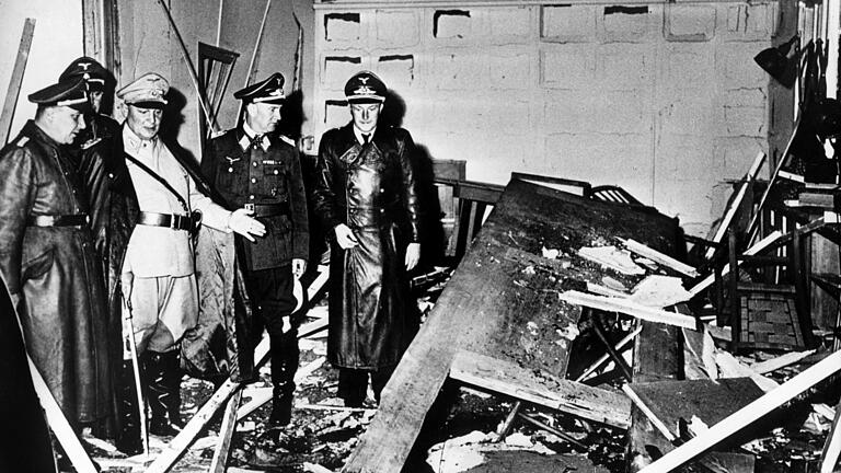 Reichsmarschall Hermann Göring (helle Uniform) und der Chef der 'Kanzlei des Führers', Martin Bormann (links), begutachten die Zerstörung im Raum der Karten-Baracke im Führerhauptquartier Rastenburg, wo Oberst Stauffenberg am 20. Juli 1944 eine Sprengladung zündete, mit der Absicht Hitler zu töten. Reichsmarschall Hermann Göring (helle Uniform) und der Chef der 'Kanzlei des Führers', Martin Bormann (links), begutachten die Zerstörung im Raum der Karten-Baracke im Führerhauptquartier Rastenburg, wo Oberst Stauffenberg am 20. Juli 1944 eine Sprengladung zündete, mit der Absicht Hitler zu töten. 