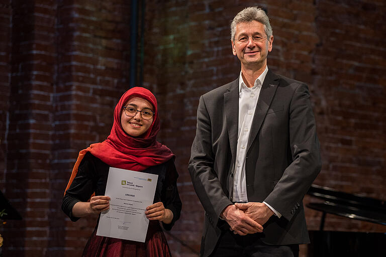 Kultusminister Michael Piazolo und Gymnasiastin Masuma Aliyeva
