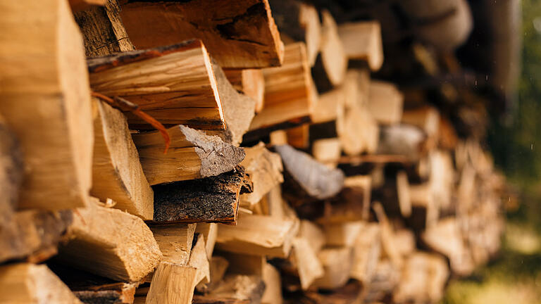 Ein Klafter ist ein Raummaß für Holz, das einem Würfel mit einem Klafter Kantenlänge entspricht. Das Klafter auf die Spanne zwischen den ausgestreckten Armen eines Mannes zurück (ca 1,80 Meter). - Ein Klafter ist ein Raummaß für Holz, das einem Würfel mit einem Klafter Kantenlänge entspricht. Das Klafter auf die Spanne zwischen den ausgestreckten Armen eines Mannes zurück (ca 1,80 Meter). Ein Klafter ist ein Raummaß für Holz, das einem Würfel mit einem Klafter Kantenlänge entspricht. Das Klafter auf die Spanne zwischen den ausgestreckten Armen eines Mannes zurück (ca 1,80 Meter). - Ein Klafter ist ein Raummaß für Holz, das einem Würfel mit einem Klafter Kantenlänge entspricht. Das Klafter auf die Spanne zwischen den ausgestreckten Armen eines Mannes zurück (ca 1,80 Meter).