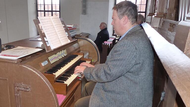 Pastoralreferent und Kirchenmusiker Alexander Wolf bei seiner Orgelmatinee