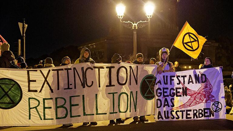 Die Ortsgruppe von Extinction Rebellion Würzburg bei der Blockade in Berlin. Die Ortsgruppe von Extinction Rebellion Würzburg bei der Blockade in Berlin.