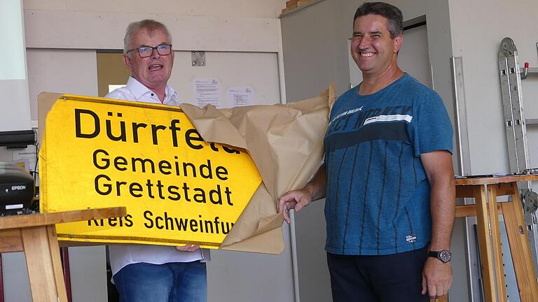 Präsent im Feuerwehrhaus: Im 50. Jahr der Ehe zwischen Grettscht und Dürrfeld gab es von Bürgermeister Ewald Vögler ein symbolträchtiges Geschenk für den ehemaligen Dritten Bürgermeister Thomas Burkard. Präsent im Feuerwehrhaus: Im 50. Jahr der Ehe zwischen Grettscht und Dürrfeld gab es von Bürgermeister Ewald Vögler ein symbolträchtiges Geschenk für den ehemaligen Dritten Bürgermeister Thomas Burkard.