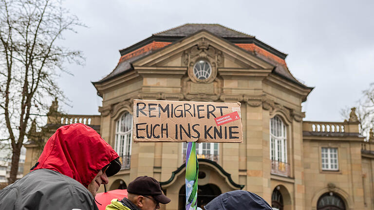 'Nie wieder ist jetzt' - Unter diesem Motto waren geschätzt 1500 Menschen nach Bad Kissingen gekommen