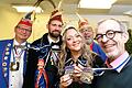 Einen Sessionsorden verliehen die Dachdorfer Narren an die Ochsenfurter Main-Post-Redaktion. Im Bild von links: zweiter Gesellschaftspräsidten Klaus Schlombs, Prinz Mäggo und Prinzessin Krissi, Sitzungspräsident Stanley Thomas sowie Redakteur Gerhard Meißner.