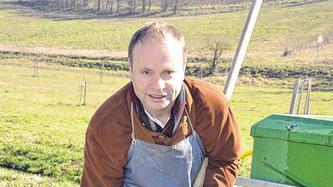 Im Käscher: Fachberater Wolfgang Silkenat fischt im teichwirtschaftlichen Beispielbetrieb des Bezirks Unterfranken in Maidbronn Karpfen.