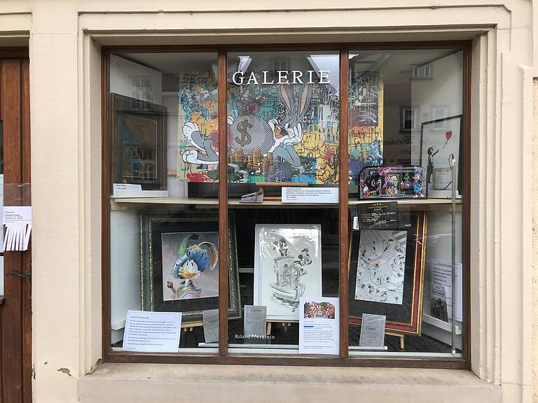 Von Banksy bis Noble$$: So klein die Galerie, so klein ist ihr Schaufenster. Doch die ausgestellten Bilder haben es durchaus in sich. Von Banksy bis Noble$$: So klein die Galerie, so klein ist ihr Schaufenster. Doch die ausgestellten Bilder haben es durchaus in sich. 