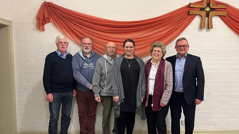 Die neue Vorstandschaft (von links): Fritz Emmerich, Beisitzer Matthias Leikauf und Erhard Aurich, Theresa Eyrich und Schatzmeisterin Gertrud Emmerich mit dem Landtagsabgeordneten Manfred Ländner. Es fehlt Schriftführer Dietrich Ploetz. Die neue Vorstandschaft (von links): Fritz Emmerich, Beisitzer Matthias Leikauf und Erhard Aurich, Theresa Eyrich und Schatzmeisterin Gertrud Emmerich mit dem Landtagsabgeordneten Manfred Ländner. Es fehlt Schriftführer Dietrich Ploetz.