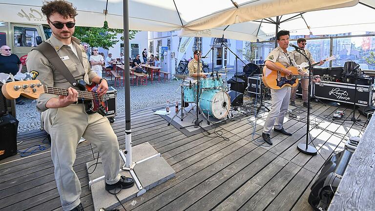 Die Band 'King Creole' spielte auf dem Stadtfest in der Gerolzhöfer Altstadt. Die Band 'King Creole' spielte auf dem Stadtfest in der Gerolzhöfer Altstadt.