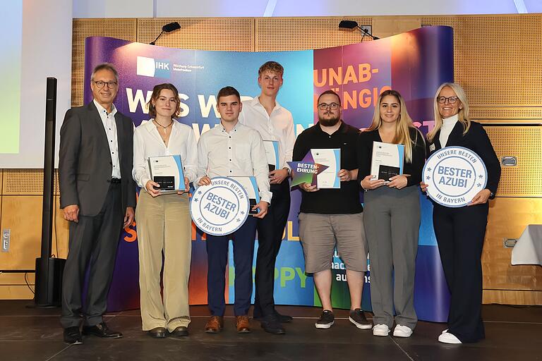 Sechs der 93 Prüfungsbesten gehören zu den Bayern-Besten in ihrem jeweiligen Beruf. IHK-Präsidentin Caroline Trips (rechts) und der stellvertretende IHK-Hauptgeschäftsführer Jürgen Bode (links) gratulierten den Azubis. Sechs der 93 Prüfungsbesten gehören zu den Bayern-Besten in ihrem jeweiligen Beruf. IHK-Präsidentin Caroline Trips (rechts) und der stellvertretende IHK-Hauptgeschäftsführer Jürgen Bode (links) gratulierten den Azubis.