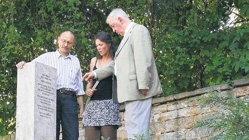 Bei ihren Recherchen zur Zwangsarbeit stieß die Initiativen gegen das Vergessen auf das Schicksal der kurz vor Ende des Zweiten Weltkrieges ermordeten polnischen Zwangsarbeiterin Zofia Malczyk. An ihre Ermordung durch einen Polizisten erinnert ein Mahnmal in der Gustav-Adolf-Straße, im Bild drei Mitglieder der zehnköpfigen Gruppe (von links). Klaus Hofmann, Ulrike Cebulla und Willi Erl. Bei ihren Recherchen zur Zwangsarbeit stieß die Initiativen gegen das Vergessen auf das Schicksal der kurz vor Ende des Zweiten Weltkrieges ermordeten polnischen Zwangsarbeiterin Zofia Malczyk. An ihre Ermordung durch einen Polizisten erinnert ein Mahnmal in der Gustav-Adolf-Straße, im Bild drei Mitglieder der zehnköpfigen Gruppe (von links). Klaus Hofmann, Ulrike Cebulla und Willi Erl.