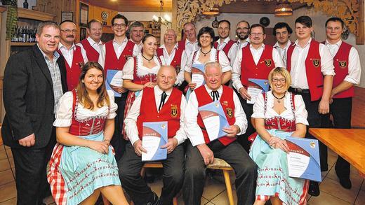 Viele Bläserjahre: Kreisvorsitzender Rainer Endreß (links) und Bläserchor-Vorsitzender Herbert Lilli (Zweiter von links) ehrten Mitglieder für langjähriges aktives Musizieren.
