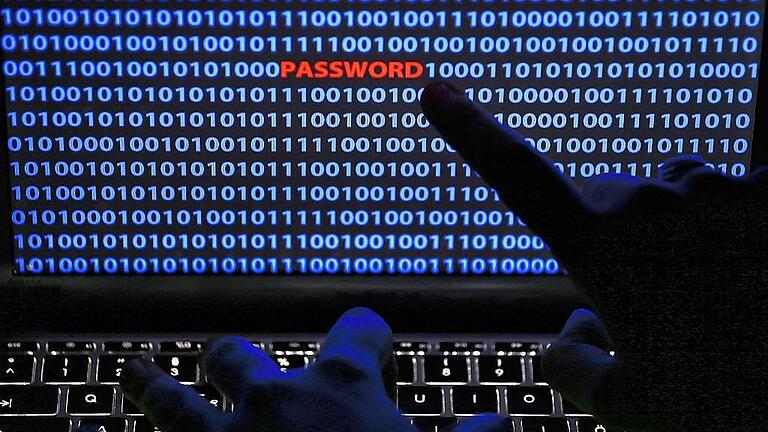 Zentralstelle gegen Cybercrime bei Generalstaatsanwaltschaft       -  Kriminelle sind auch im Internet ständig auf der Suche nach Opfern. Der leichtfertige Umgang mit Passwörtern oder sonstigen Daten erleichtert ihnen ihr Treiben. Allein in Lohr melden sich pro Jahr rund 150 Opfer von Internetkriminalität bei der Polizei.