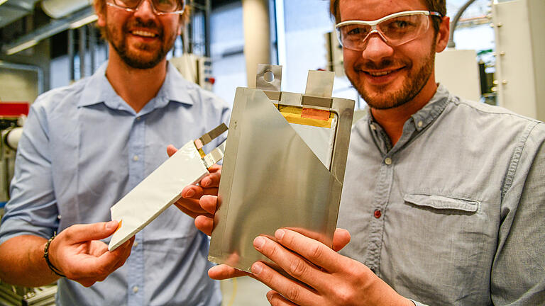 Bei einer Führung durch einige Labore des Fraunhofer-Instituts in Würzburg wurde der Stand der Batterieforschung erläutert.Die Mitarbeiter Andreas Flegler, Philip Daubinger und Oliver Schüßler führten interessierte Besucher durch die Räume.