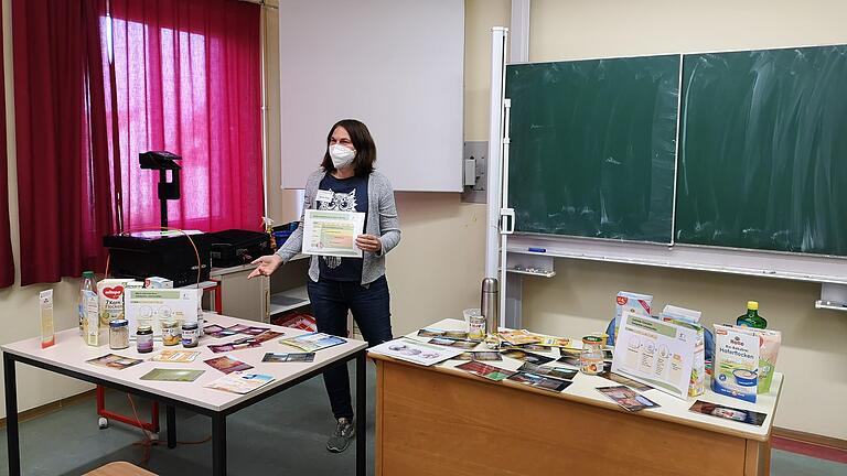 Referentin Melanie Weber während des Kurses Beikost- der erste Brei in der VHS Gerolzhofen Referentin Melanie Weber während des Kurses Beikost- der erste Brei in der VHS Gerolzhofen