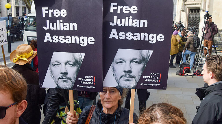 Assange darf nicht unmittelbar an USA ausgeliefert werden.jpeg       -  Unterstützer von Julian Assange versammeln sich vor dem High Court in London. Das Gericht traf am Dienstag die Entscheidung, dass der Wikileaks-Gründer nicht unmittelbar an die USA ausgeliefert werden darf.