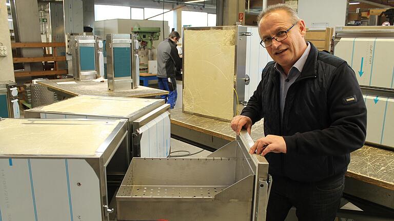 Bei Winkler Design in Röttingen werden unter der Regie von Werksleiter Rudi Schmitt die Kantinen-Einrichtungen geplant und gebaut. Bei Winkler Design in Röttingen werden unter der Regie von Werksleiter Rudi Schmitt die Kantinen-Einrichtungen geplant und gebaut.