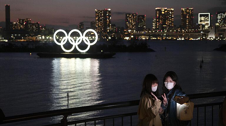 Die olympischen Ringe leuchten vor der Skyline Tokios, wo am 24. Juli die Spiele beginnen sollen. Die olympischen Ringe leuchten vor der Skyline Tokios, wo am 24. Juli die Spiele beginnen sollen.
