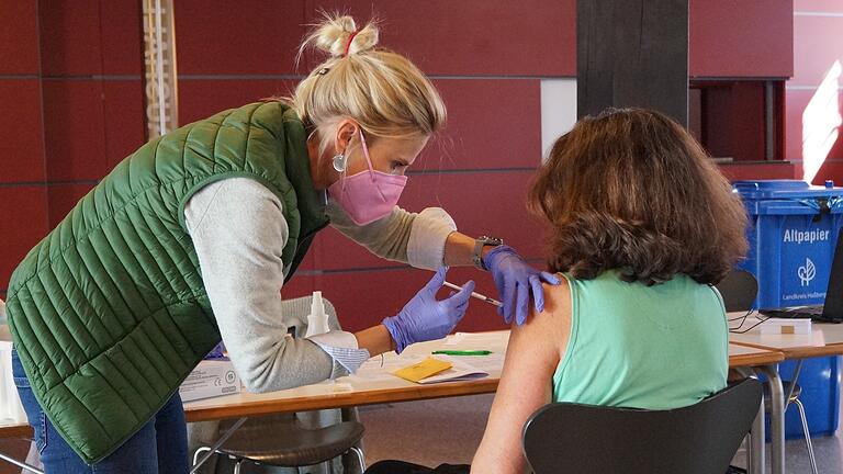 Sonderimpfaktion in der Haßfurter Rathaushalle: Dr. Anne Dippel impft Daniela Leist mit dem Impfstoff von Johnson & Johnson. Sonderimpfaktion in der Haßfurter Rathaushalle: Dr. Anne Dippel impft Daniela Leist mit dem Impfstoff von Johnson & Johnson.