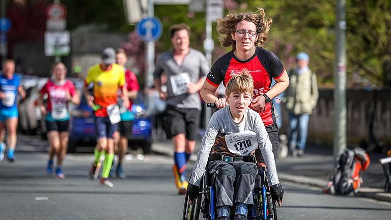WVV Marathon Würzburg       -  Zahlreiche Läufer nehmen am WVV Marathon Würzburg am Sonntag (23.04.23) durch die Würzburger Innenstadt teil.