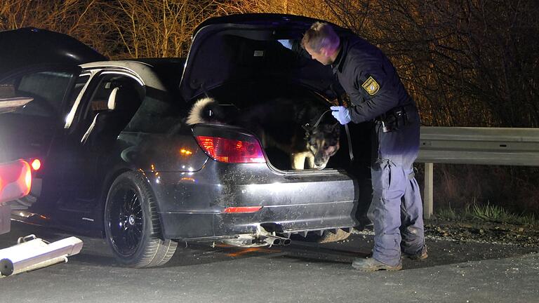 Das Unfallfahrzeug wurde auch mit einem Spürhund durchsucht. Das Unfallfahrzeug wurde auch mit einem Spürhund durchsucht.