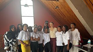 Bäckereinsatz auf Madagaskar: Zwei Wochen verbrachte die Stadtlauringer Bäckerin Sarah Braun in der madagassischen Hauptstadt Antananarivo und zeigte dort jungen Frauen, wie Brot, Brötchen, Brezeln, Kekse und Kuchen gebacken werden. Am Ende des Kurses erhielten alle bei einer Festveranstaltung im Ministerium ein Zertifikat, mit dem sie sich selbstständig machen können oder leichter eine Festanstellung finden.