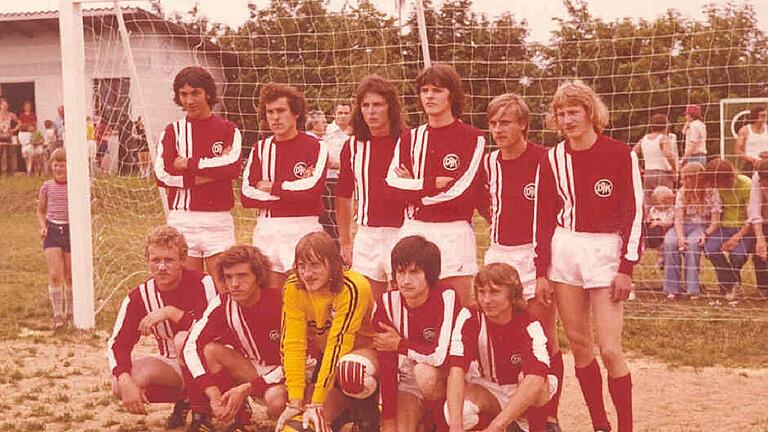 Die Mannschaft der DJK Lebenhan im Jahr 1975. Hintere Reihe von links: Norbert Peschke, Burkard Benkert, Roland Then, Theo Escherich, Gerd Hochgesang und Peter Seufert. Vorne von links: Reinhold Benkert, Thomas Habermann, Bernhard Rösch, Norbert Schmitt und Joachim Göppner.