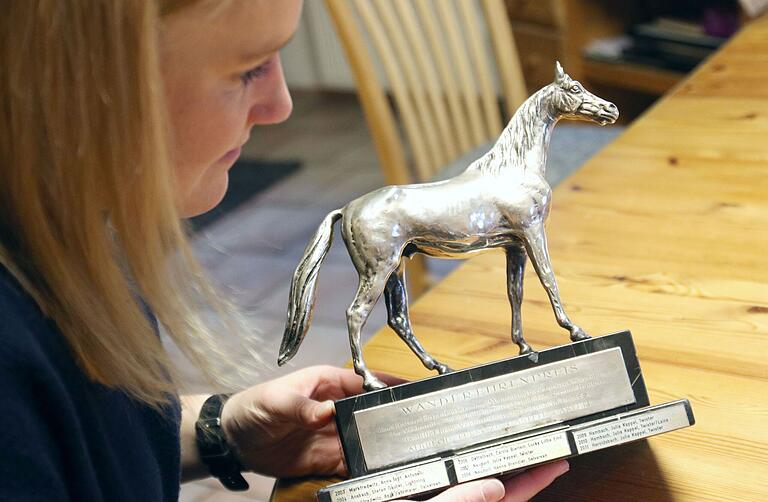 Hanna Brendler ist stolz auf die Trophäe 'das silberne Pferd'. Für die nächsten 12 Monate und insgesamt bereits zum vierten Mal, bekommt der Wander-Ehrenpreis für den besten Reiter der fränkischen Mannschafts-Vielseitigkeitsprüfung wieder einen Ehrenplatz bei den Brendlers in Reupelsdorf. Der Preis wurde erstmal 1958 vergeben und wurde damals gestiftet von Albrecht Fürst zu Castell-Castell. 2008 bekam Hanna Brendler zum erstmal diese besondere Auszeichnung. Hanna Brendler ist stolz auf die Trophäe 'das silberne Pferd'. Für die nächsten 12 Monate und insgesamt bereits zum vierten Mal, bekommt der Wander-Ehrenpreis für den besten Reiter der fränkischen Mannschafts-Vielseitigkeitsprüfung wieder einen Ehrenplatz bei den Brendlers in Reupelsdorf. Der Preis wurde erstmal 1958 vergeben und wurde damals gestiftet von Albrecht Fürst zu Castell-Castell. 2008 bekam Hanna Brendler zum erstmal diese besondere Auszeichnung.