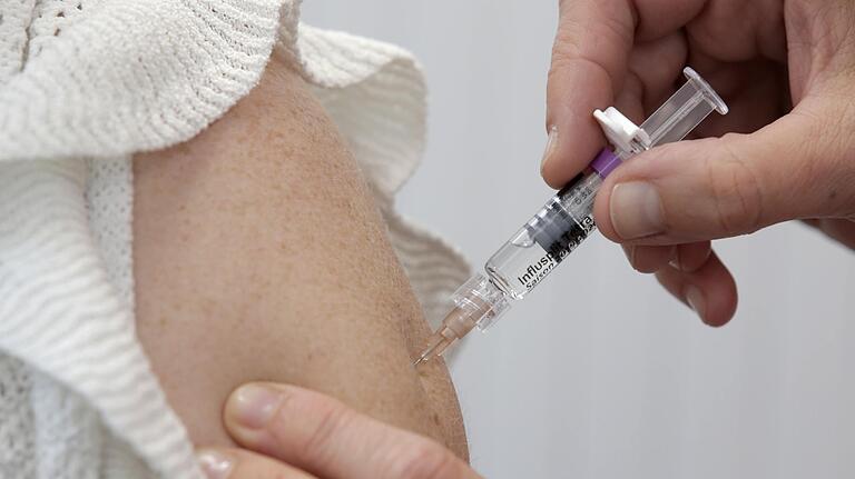 Ein Ärztin impft eine Patientin mit dem aktuellen Impfstoff der Saison 2019/2020 gegen Grippe. Erste Auswertungen zeigen eine Wirksamkeit des Impfstoffes von etwa 50 bis 60 Prozent bei Risikogruppen und medizinischem Personal. Ein Ärztin impft eine Patientin mit dem aktuellen Impfstoff der Saison 2019/2020 gegen Grippe. Erste Auswertungen zeigen eine Wirksamkeit des Impfstoffes von etwa 50 bis 60 Prozent bei Risikogruppen und medizinischem Personal.