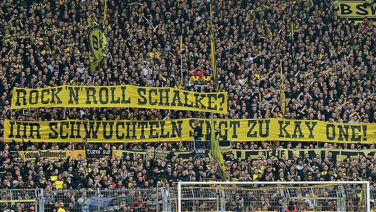 Geschmacklos: Diese Fans von Borussia Dortmund setzen Homosexualität als Schimpfwort ein. Geschmacklos: Diese Fans von Borussia Dortmund setzen Homosexualität als Schimpfwort ein.