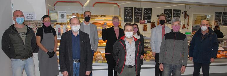 Über die offizielle Wiedereröffnung des Wiesenbronner Krämerladens freuen sich (von links): Bäckermeister Thilo Brönner, Manuela Bausewein von der gleichnamigen Metzgerei, Gerd Heiser von 'Mee Kaffee', Johannes Graf (igros), Marktleiterin Christiane Pötzl, Tobias Weikard (igros), Marktleiterin Claudia Djuren, Gemeinderat Frank Ackermann, Bürgermeister Volkhard Warmdt und der Langenfelder Ratgeber Wolfgang Rückert. Über die offizielle Wiedereröffnung des Wiesenbronner Krämerladens freuen sich (von links): Bäckermeister Thilo Brönner, Manuela Bausewein von der gleichnamigen Metzgerei, Gerd Heiser von 'Mee Kaffee', Johannes Graf (igros), Marktleiterin Christiane Pötzl, Tobias Weikard (igros), Marktleiterin Claudia Djuren, Gemeinderat Frank Ackermann, Bürgermeister Volkhard Warmdt und der Langenfelder Ratgeber Wolfgang Rückert.
