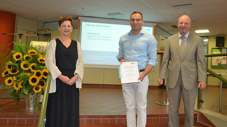 Das Foto zeigt (von links) die Vorsitzende des Fördervereins Anja Böhm, Fördervereinspreisträger Sarkon Butros und Oberstudiendirektor Frank Delißen. Das Foto zeigt (von links) die Vorsitzende des Fördervereins Anja Böhm, Fördervereinspreisträger Sarkon Butros und Oberstudiendirektor Frank Delißen.