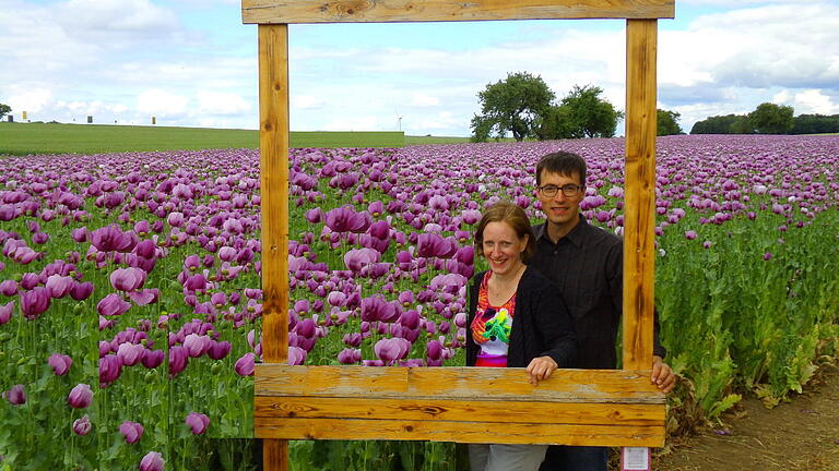 Das derzeit in volle Blüte stehende Mohnfeld von Christina und Theodor Bender bringt Farbe in die Sechselbacher Gemarkung.