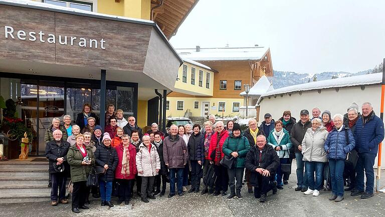 Vor dem Kirchenwirt in Unken die HZ-Advents-Reisenden aus dem Dekanat Kitzingen mit den Reisebegleitern Margit Pfaff (links) und Diakon Lorenz Kleinschnitz (knieend).