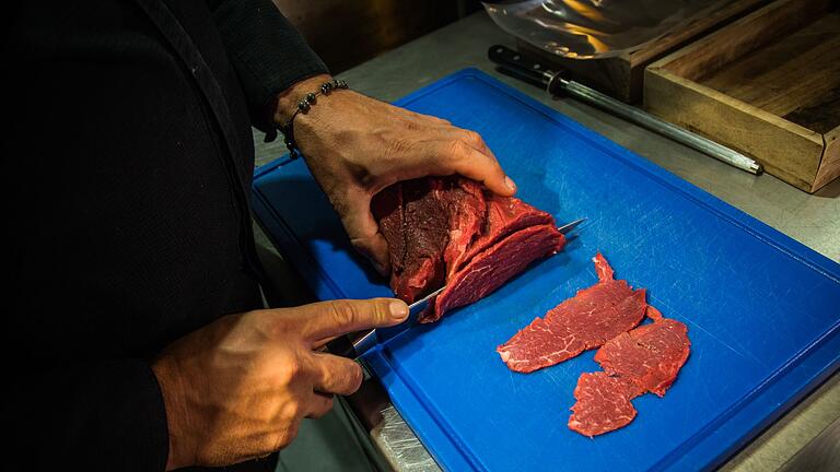 Rinderfilet wird im &bdquo;The Dry Gin and Beef Club&rdquo; geschnitten       -  Mit einem scharfen Messer schneidet René Tepper dünne gleichmäßige Scheiben vom Rinderfilet ab.