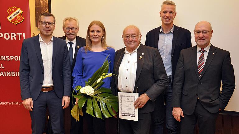 Erfolgreiche Sportler und langjährige Mitglieder zeichnete der Schweinfurter RV 1889 bei seinem Ehrenabend aus. Im Bild von links: Johannes Schöneich (Vorstand Repräsentation), Hubert Henz (Vorstand Finanzen), Lisa Fischer (Deutsche Vizemeisterin), Fritz Witzel (70 Jahre Mitglied), Andreas Traub (Vorstand Planung und Koordination) sowie Geschäftsstellenleiter Ulrich Henz.