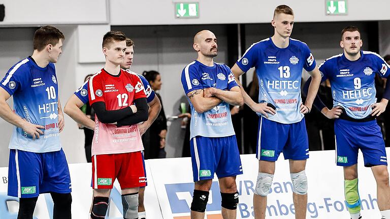 Ratlos: Auch die Spieler Richard Peemüller (links), Tobias Werner, Carlos Antony, Mathäus Jurkovics und Tomas Halanda (rechts) wissen noch nicht genau, was die Zukunft für die Eltmanner Heitec Volleys bringt.