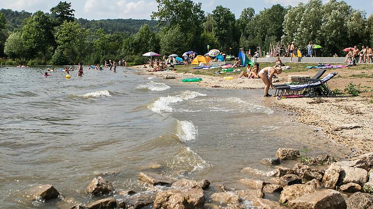 Am 15. August spülte der starke Regen an vielen Stellen Abwasser in den Main. Am Tag gingen viele Menschen, wie hier in der neuen Bucht in Eibelstadt (Lkr. Würzburg), wieder zum Baden.