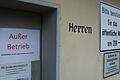 Das Toilettenhäuschen an der Lohrer Mainlände ist wegen verschiedener Defekte seit längerer Zeit geschlossen. Um die Kosten der von der Stadt geplanten Sanierung gibt es nun Diskussionen.