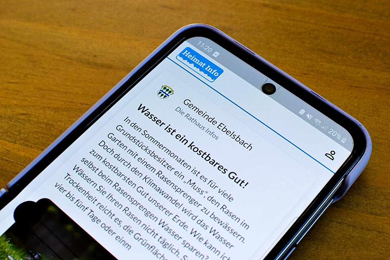 Die Gemeinde Ebelsbach informiert ihre Bürgerinnen und Bürger zum Thema Rasen bewässern über die App 'Heimat Info'. Andere Kommunen setzen auf Hinweise in den Mitteilungsblättern.